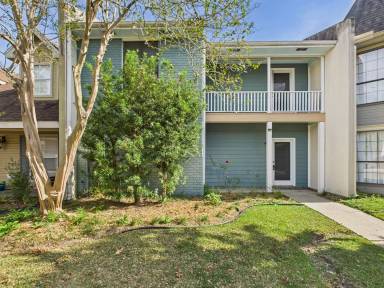 Main picture of 19 Courtyard Cir