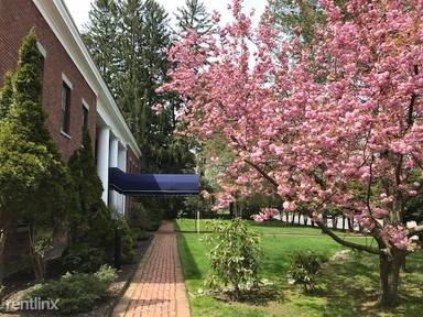 Main picture of 198 Pawling Ave