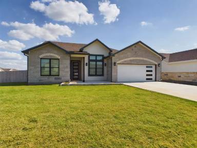 Main picture of 901 Smokey Oak Dr