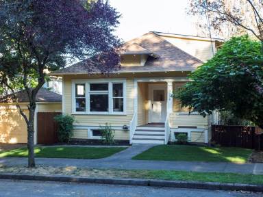 Main picture of 3358 SE 9th Ave
