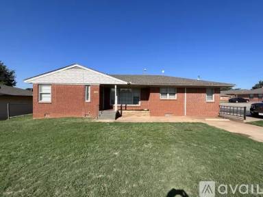 Main picture of 823 N Illinois St