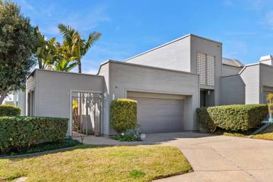 Main picture of 961 America Way