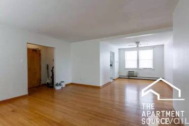 Main picture of 2422 W Farragut Ave