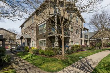 Main picture of 654 NE Garswood Ln