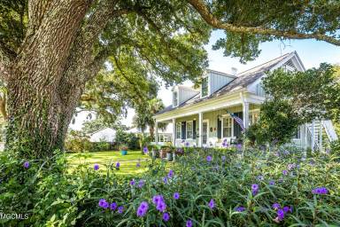 Main picture of 145 Saint Francis St