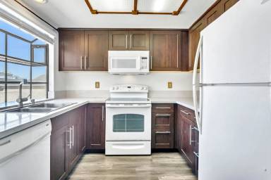 Main picture of 8878 Regents Rd