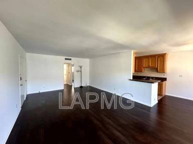 Main picture of 5328 Newcastle Ave