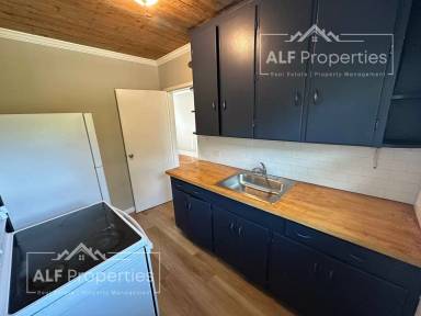 Main picture of 1301 S 10th St