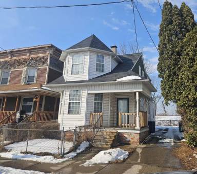 Main picture of 2424 Broadway St