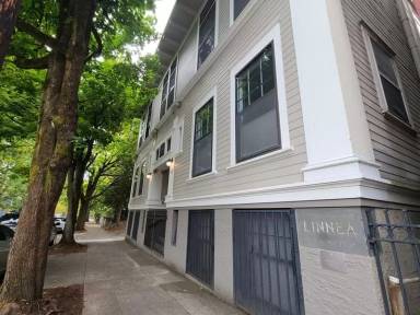 Main picture of 2066 NW Irving St