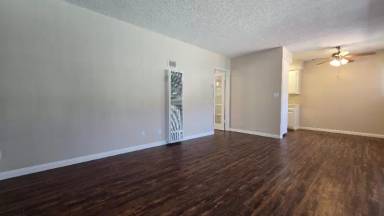 Main picture of 260 N Oak Ave