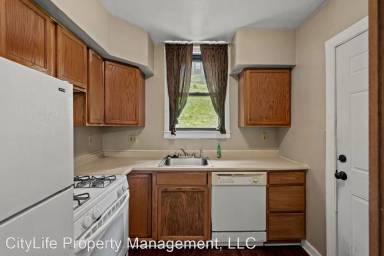 Main picture of 2419 Woodward Ave