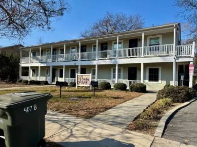Main picture of 402 S Holly St