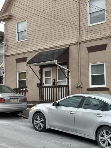Main picture of 121 College St