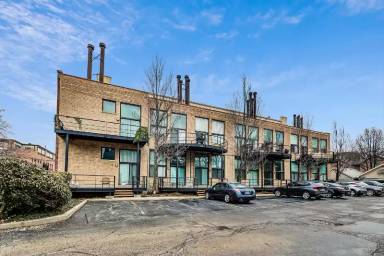 Main picture of 2343 N Greenview Ave