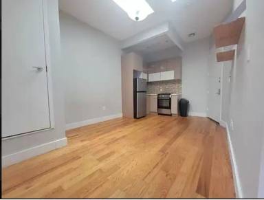 Main picture of 154 Woodward Ave