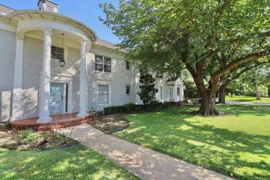 Main picture of Lakewood Manor