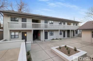 Main picture of 215 W Watson St