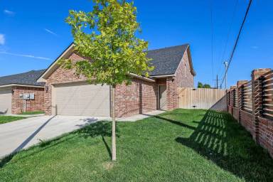 Main picture of 7626 Woodford Ave