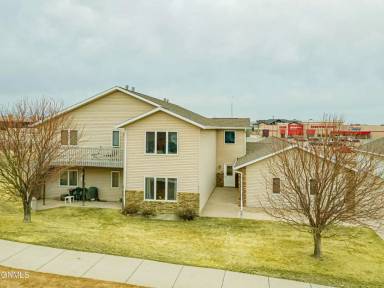 Main picture of 832 Lambton Ave