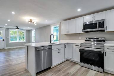Main picture of 824 W 47th St