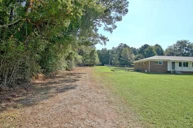 Main picture of 208 Brooks Rd