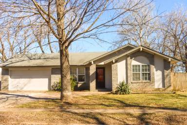 Main picture of 207 N Elm Pl