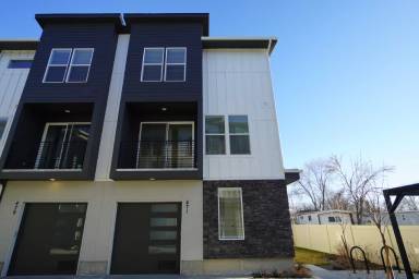 Main picture of 471 E Violets Cove Ln