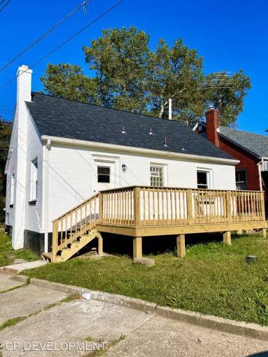 Main picture of 394 Center St