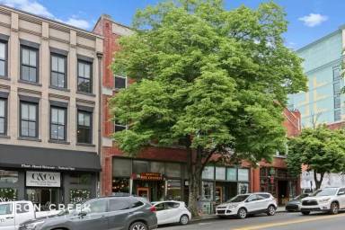 Main picture of 32 Broadway St