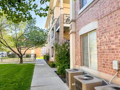 Main picture of 567 N University Ave