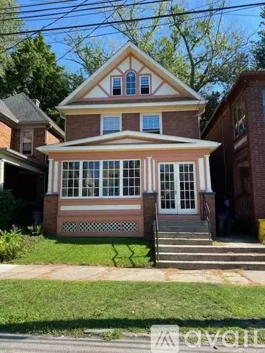 Main picture of 711 W 7th St