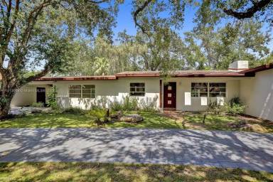 Main picture of 10501 SW 64th Ave