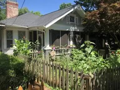 Main picture of 858 Vedado Way NE