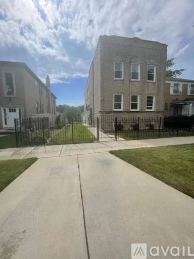 Main picture of 5736 N Richmond St