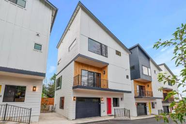 Main picture of 10733 NE Fremont St