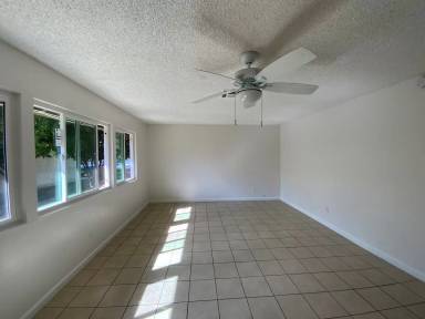 Main picture of 883 Evergreen St
