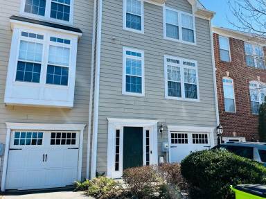 Main picture of 833 Rainier Rd