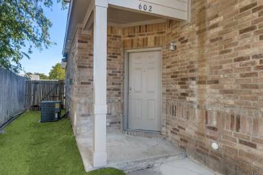 Main picture of 604 E College St