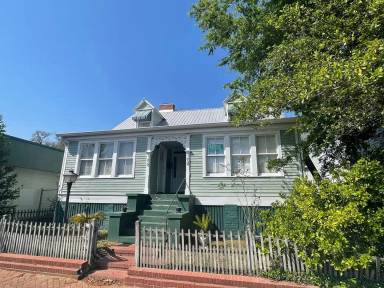 Main picture of 106 E 32nd St