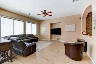 Main picture of 2521 Wellworth Ave