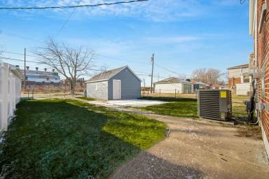 Main picture of 1324 Lakeview Ave