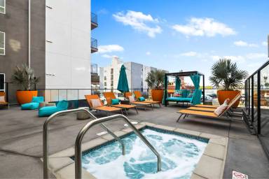 Main picture of 7650 Van Nuys Blvd