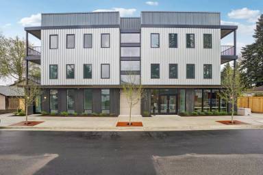 Main picture of 4920 SW Pacific Ave