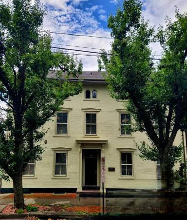 Main picture of 18 E Market St