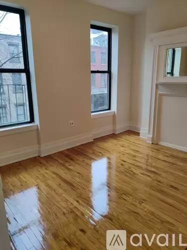 Main picture of 32 W 131st St