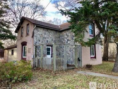 Main picture of 215 12th Ave N