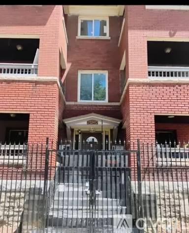 Main picture of 210 W 39th St