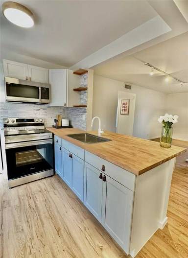 Main picture of 715 Gardens Dr
