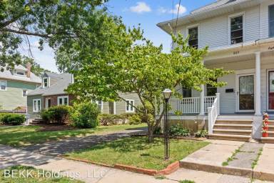 Main picture of 809 Merrick Ave